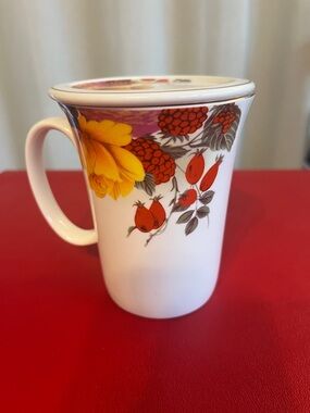 Gracie Bone China English Tea Floral Coffee Tea Mugs with  lid 9 Oz 4.5”H 3.5”D
